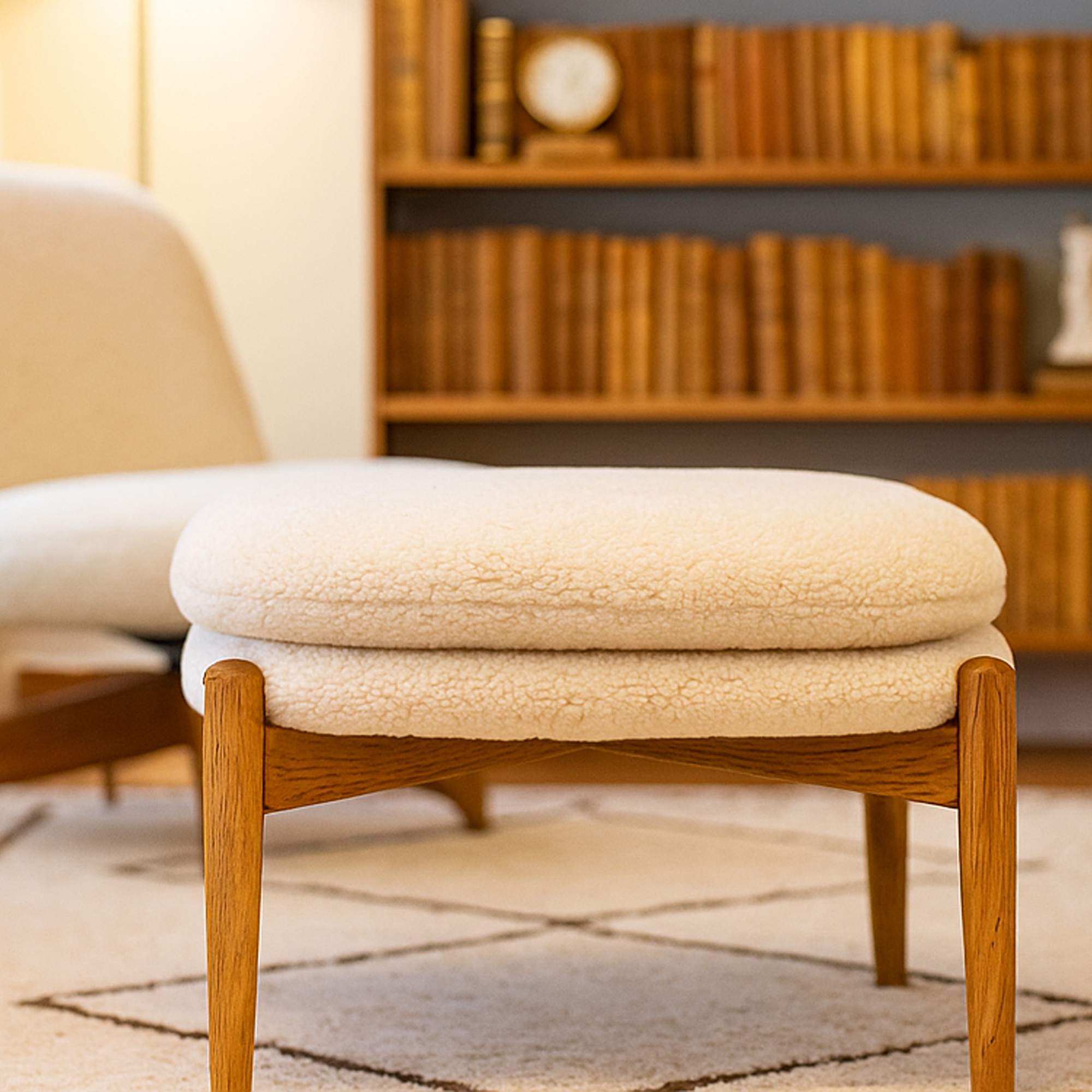 RAVENSCROFT Footstool Sheepskin - White