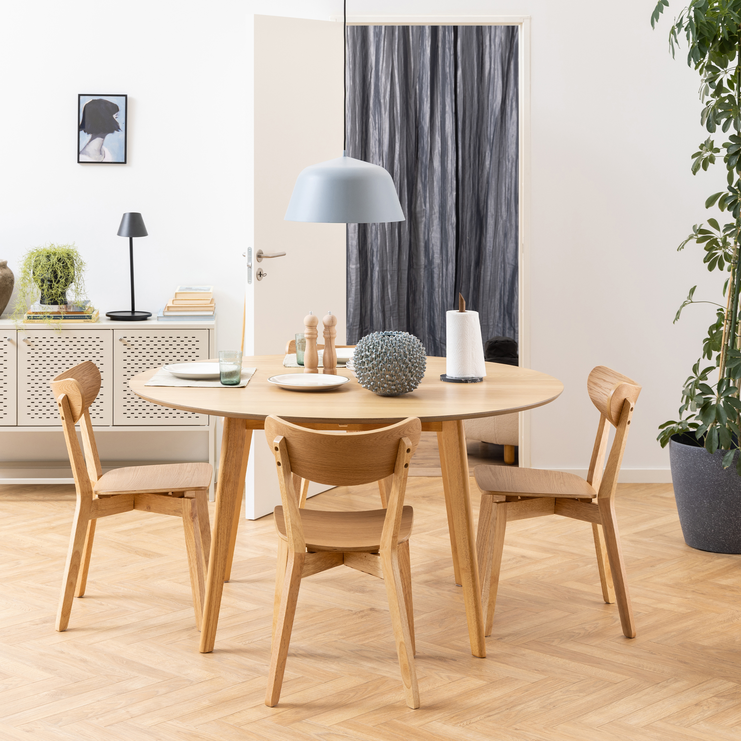 ROXEN Round Dining Table in Oak Included 4 Dining Chairs in Oak - 105cm