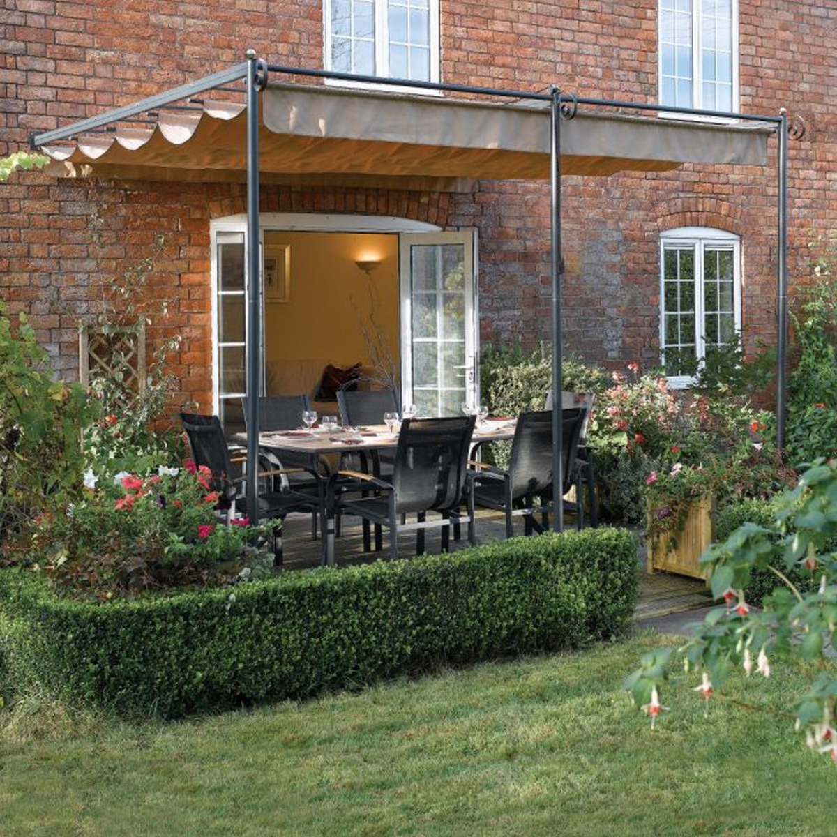 Stylish and Adjustable Outdoor Shade Wall-Mounted Retractable Canopy